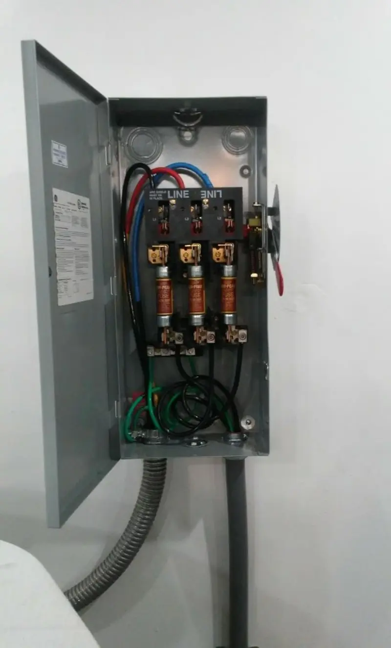 Three-phase disconnect switch installed for Smoke Detector Installation in Roma